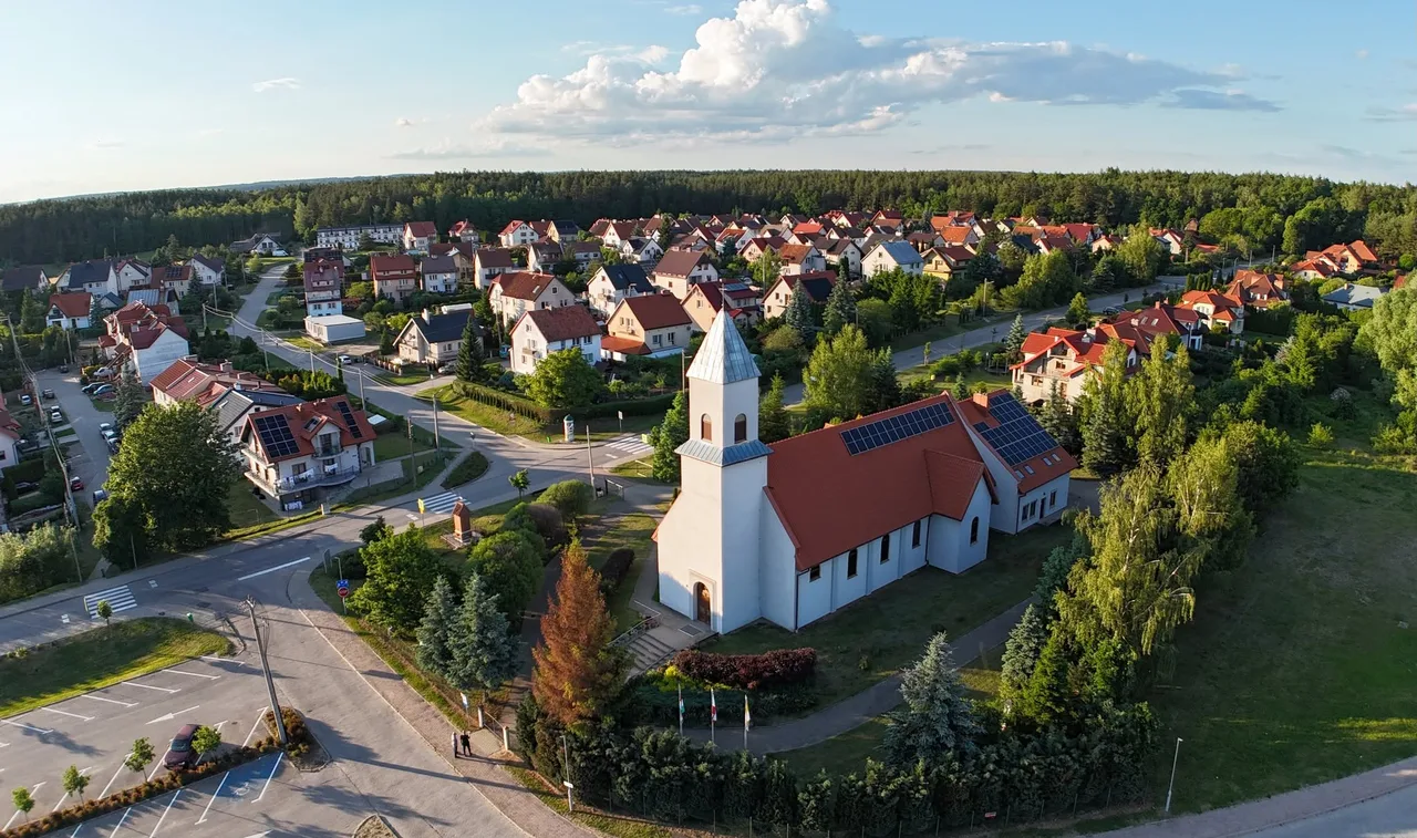 Kościół św. Faustyny Kowalskiej w Dobrym Mieście — widok z lotu ptaka